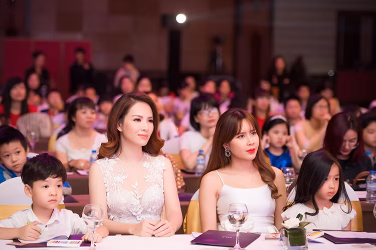 Mới đây, Lưu Hương Giang (thứ hai bên phải) và Đan Lê có dịp hội ngộ khi cùng đưa con tham gia một sự kiện ở Hà Nội. Bằng tuổi và đã trải qua hai lần sinh nở, cả hai đều đẹp mặn mà.