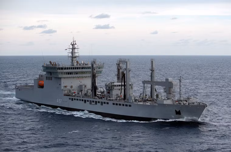 Cuối cùng, tham gia cuộc tập trận với các nước ASEAN là tàu hậu cần cỡ lớn INS Shakti (A57) có lượng giãn nước toàn tải tới hơn 30.000 tấn, dài 175m, thủy thủ đoàn 180 người. Con tàu có thể chở 17.900 tấn hàng hóa gồm 15.500 tấn hàng lỏng (nước ngọt và xăng dầu) và 500 tấn hàng khô (đạn dược, lương thực).