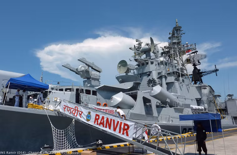 Hệ thống phòng không bảo vệ INS Ranvir là sự kết hợp của công nghệ Israel (tổ hợp tên lửa tầm thấp Barak 1) và Nga (tổ hợp tên lửa tầm trung M-1 Volna, tầm bắn 4-22km, độ cao từ 100m tới 14km). Ảnh: bệ phóng hai ray của M-1 Volna trên tàu INS Ranvir.