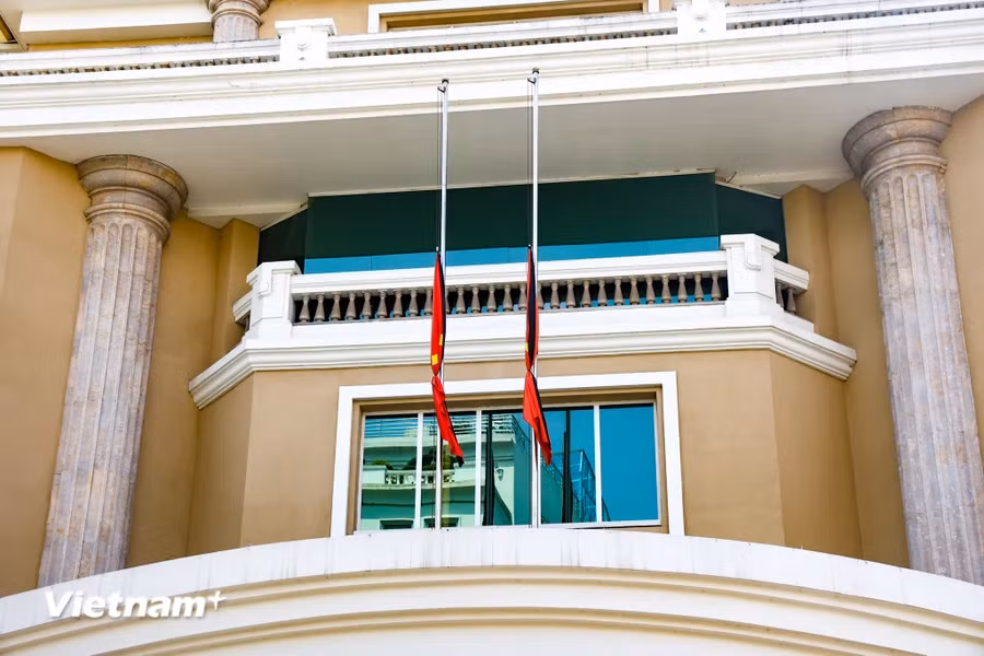 Lá cờ Tổ quốc không còn bay và gắn trên đó là dải băng đen để tưởng nhớ Tổng Bí thư Nguyễn Phú Trọng. (Ảnh: Minh Hiếu/vietnam+)