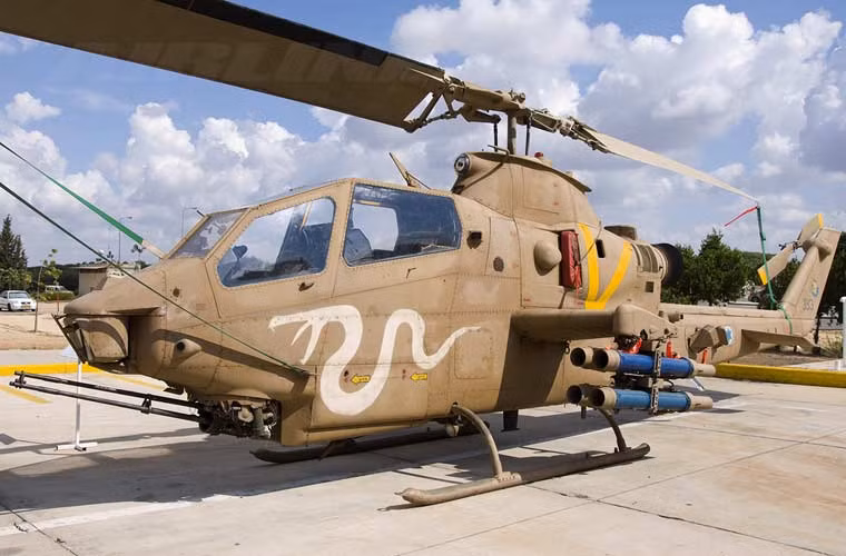 Trực thăng tấn công AH-1F Cobra dài 16,1m, cao 4,12m, trọng lượng rỗng 2,99 tấn, trọng lượng cất cánh tối đa 4,5 tấn.