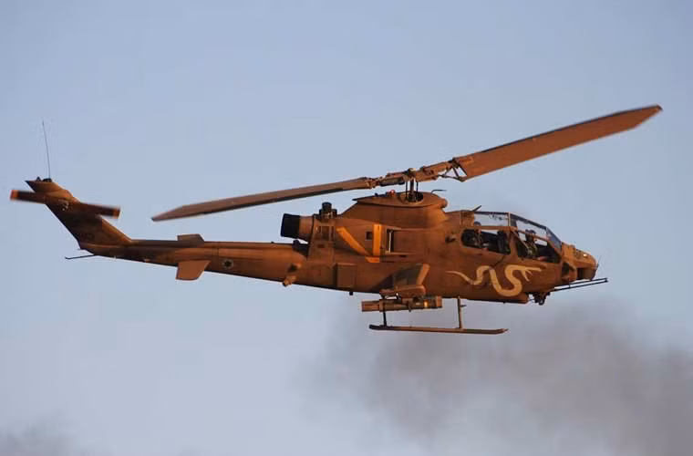 Trực thăng tấn công AH-1F tham gia đánh phiến quân IS có thể đạt tốc độ đến 277km/h, tầm bay 510km, trần bay 3,72km.