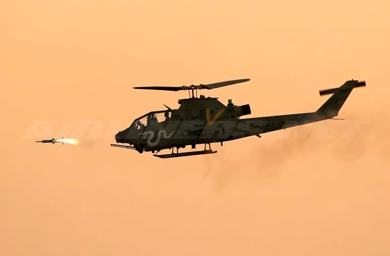 Các tên lửa chống tăng TOW trang bị trên trực thăng AH-1F có thể hạ mục tiêu xe tăng - thiết giáp hay thậm chí là các công sự phòng ngư đối phương ở cự ly hơn 4.000m, đầu đạn nặng 3,9-6,14kg tùy biến thể. Ảnh: trực thăng AH-1F của Israel phóng tên lửa TOW.