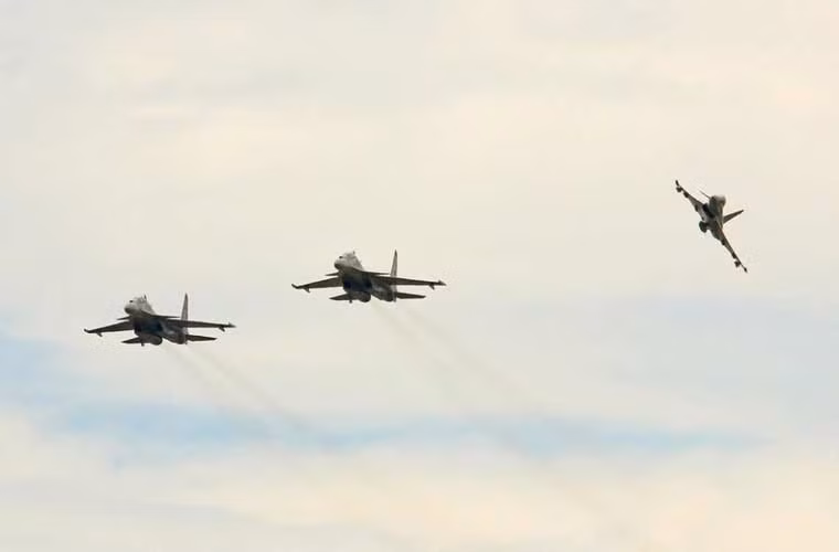 Trong ảnh, hai chiếc chiến đấu cơ Su-30MKI đang bay cùng chiếc Typhoon (bên phải).