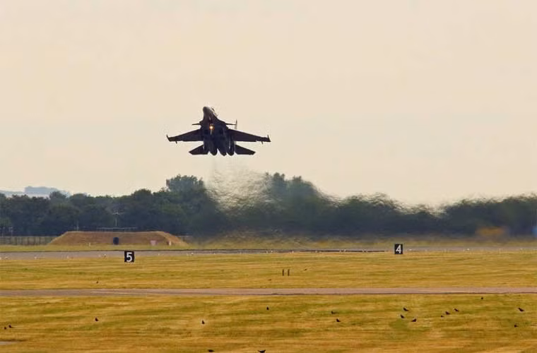 Thực tế, đây không phải là lần đầu tiên Su-30MKI “giao chiến” với Typhoon. Trước đó, trong cuộc tập trận hồi năm 2007, Su-30MKI đã được thử sức trong tình huống giả định với tiêm kích Typhoon và cường kích Tornado của RAF.