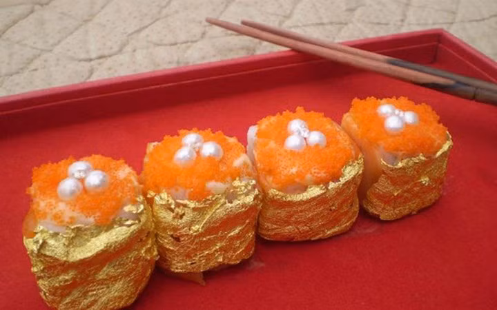 Sushi cuộn vàng của đầu bếp người Philippines Angelito Araneta Jr, được làm từ gạo Nhật, cá hồi Na Uy, rong biển, xoài, foie gras, cua, mayonnaise bơ... có giá 1.800 USD. (Ảnh: KT)