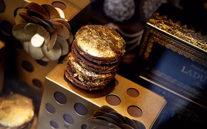 Bánh macaron bọc vàng ở Pháp có giá 100 USD. (Ảnh: KT)