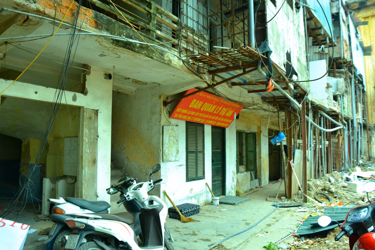 Ngày 22/2/2008, UBND TP.Hà Nội có công văn số 1092 giao UBND quận Hoàn Kiếm chủ trì, triển khai thực hiện cải tạo, xây dựng các khu tập thể cũ bị hư hỏng, xuống cấp trên địa bàn quận. Và đến 5/1/2009, UBND TP Hà Nội đã có văn bản giao Công ty CP tư vấn đầu tư tài chính Toàn Cầu nghiên cứu, lập dự án đầu tư xây dựng.