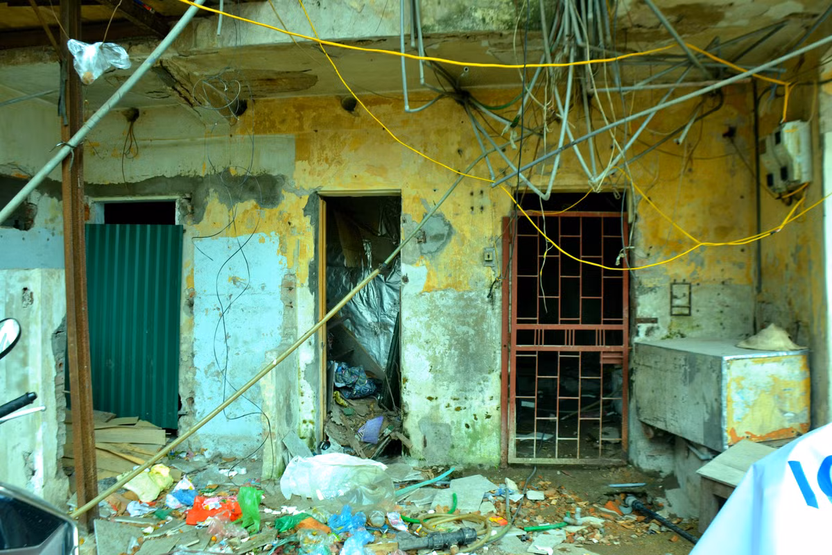 Ngày 13/6/2012, UBND TP. Hà Nội ban hành QĐ số 2598 thu hồi 1.169,3m2 đất tại phố Lý Thường Kiệt - Hàng Bài (phường Hàng Bài, quận Hoàn Kiếm) do 5 tổ chức và 41 hộ dân đang quản lý và sử dụng để thực hiện dự án xây dựng lại khu tập thể và cải tạo, sắp xếp lại trụ sở làm việc như đã nêu trên.