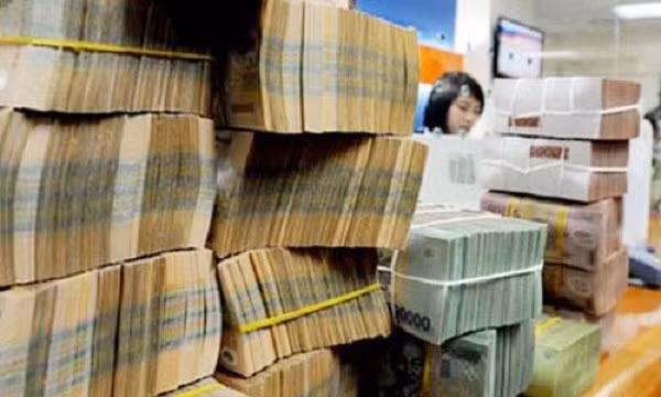 Theo các chuyên gia tài chính, quy định mới của Luật TCTD là phù hợp với thông lệ quốc tế trong phòng ngừa rủi ro. Việc một cá nhân đồng thời nắm quyền chi phối tại cả tổ chức tín dụng và đối tượng cho vay nhiều khả năng sẽ gây xung đột lợi ích lớn. Ảnh minh họa: VNN