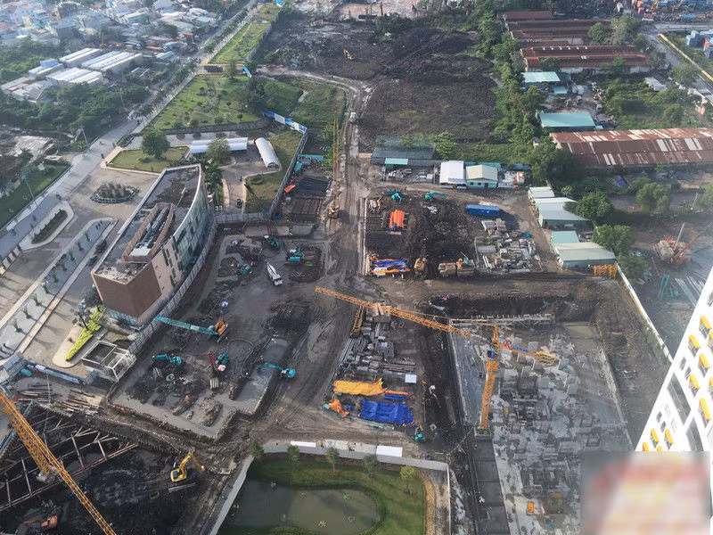 Đến đầu tháng 5/2017, mọi hoạt động thi công và giao dịch của River City đã dừng hẳn. Trên thị trường xuất hiện nhiều tin đồn dự án đã bị bán khi tập đoàn Vạn Thịnh Phát đầu tư vào siêu dự án Saigon Peninsula trị giá 6 tỷ USD nằm ngay cạnh River City. Tại Đại hội Cổ đông thường niên 2017 Công ty CP Phát triển Bất động sản Phát Đạt, ông Nguyễn Văn Đạt - Chủ tịch HĐQT đã bác bỏ thông tin Vạn Thịnh Phát thâu tóm dự án này. Ảnh: angialand.com.vn