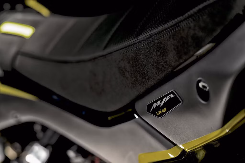 Mya có ghế ngồi phẳng và cao kiểu motard, bình xăng được đặt dưới yên với nắp bình ở phần đuôi xe.