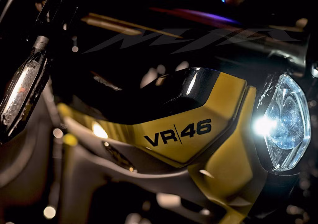 Số hiệu "46" của Valentino Rossi được vẽ tỉ mỉ trên phần yếm xe. Ảnh: paultan.org