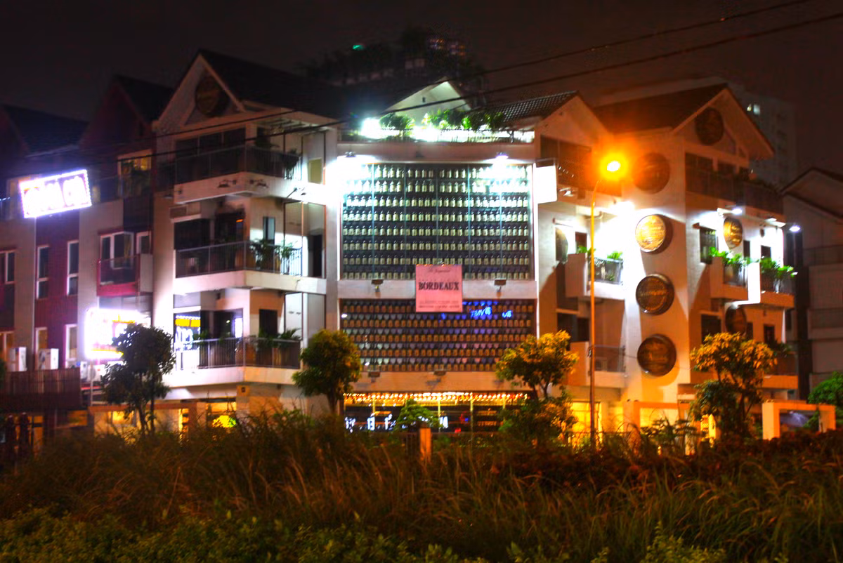 " Biệt thự rượu vang" nằm ở khu án biệt thự Liền Kề Nguyễn Chánh hay còn gọi là biệt thự liền kề A10 Nam Ttrung Yên, do Công ty đầu tư Phát triển nhà Hà Nội (Handico) làm chủ đầu tư.