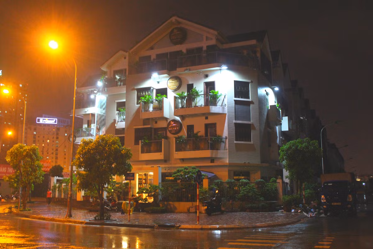 ...Bằng những thùng và chai rượu vang độc đáo.