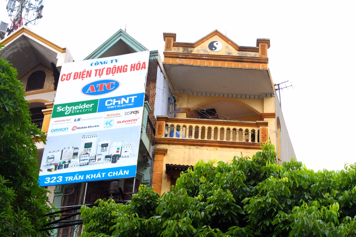 Theo một hộ dân sinh sống tại khu vực này, các ngôi nhà siêu mỏng, siêu méo này đều nằm ở vị trí mặt phố có vị trí kinh doanh đẹp, mang về siêu lợi nhuận cho gia chủ nên rất nhiều gia đình tận dụng để mở cửa hàng hoặc cho thuê.