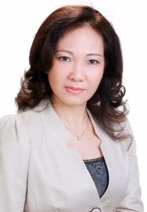  2. Bà Lê Thị Thúy Ngà - Chủ tịch Tập đoàn Nam Cường “Bóng hồng” quyền lực nhất trên thị trường bất động sản tiếp đó phải kể đến bà Lê Thị Thúy Ngà, người “thừa kế” gia sản khổng lồ từ cố Chủ tịch Tập đoàn Nam Cường – ông Trần Văn Cường. Hiện bà Lê Thị Thúy Ngà giữ chức danh Chủ tịch Tập đoàn Nam Cường và sở hữu trên 90% cổ phần tại tập đoàn địa ốc có quỹ đất lớn bậc nhất tại Hà Nội. Ảnh: Đời sống pháp luật.