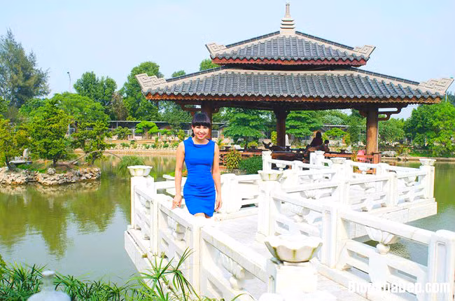  2. "Tròn mắt" với vườn thượng uyển của đại gia Khánh Ly Giọng ca đoạt giải 3 dòng Thính phòng cuộc thi Sao Mai 2011 Khánh Ly khiến nhiều người phải “tròn mắt” kinh ngạc vì độ “giàu ngầm” của cô khi chia sẻ hình ảnh về khu biệt thự sân vườn riêng ở Gia Lâm, Hà Nội. Ảnh: Blognhàdep.com.