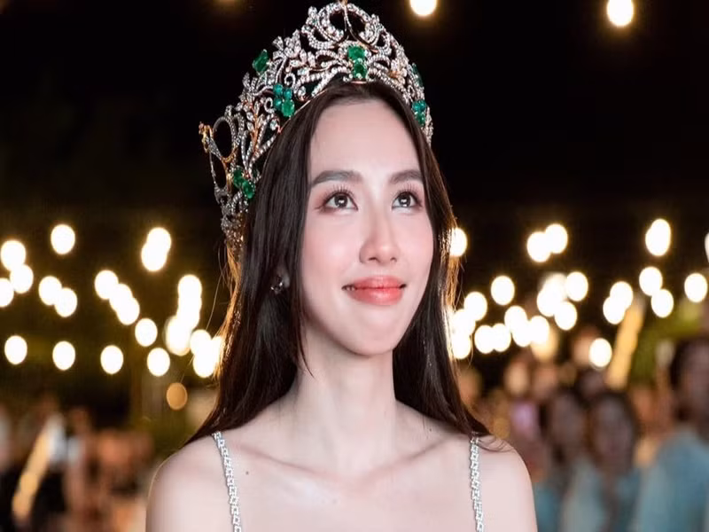 Bị Thùy Trang tố, Hoa hậu Thùy Tiên phản pháo. Người đẹp chia sẻ, Thùy Trang có hứa hẹn sẽ hỗ trợ cô liên quan đến trang phục, son phấn trong quá trình dự thi Hoa khôi Nam Bộ nhưng thực thế không hỗ trợ gì. Thùy Tiên còn khẳng định không nhận khoản tiền 1,5 tỷ đồng từ Thùy Trang. Về chữ ký và dấu vân tay trên bản hợp đồng, Thùy Tiên cho biết, cô đã thiếu hiểu biết và mất cảnh giác khi ký vào tờ giấy đó. Sau khi làm việc với luật sư, Thùy Tiên trình báo sự việc lên công an. Ảnh: Người Đưa Tin.