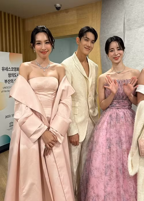  Hoa hậu Thùy Tiên vừa tham gia Liên hoan phim Quốc tế Busan tại Hàn Quốc. Tại sự kiện, cô gặp gỡ nhiều ngôi sao xứ sở kim chi như Lim Ji Yeon (ngoài cùng bên trái), Lee Jung Ha, Ryu Seung Ryong.