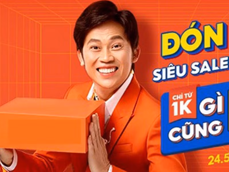 Ồn ào từ thiện năm 2021 ảnh hưởng đến tên tuổi của Hoài Linh. Thời điểm lùm xùm, anh bị một sàn thương mại điện tử và một thương hiệu dầu ăn, mì gói bỏ hình ảnh khỏi chiến dịch quảng cáo. Ảnh: Saostar.