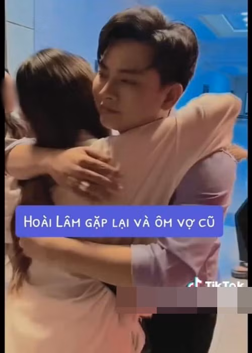 Mới đây, cư dân mạng lan truyền clip Hoài Lâm ôm một cô gái không lộ mặt. Người đăng tải clip cho rằng cô gái là Bảo Ngọc (Cindy Lư) - vợ cũ nam ca sĩ. Tuy nhiên, nhiều ý kiến nhận định cô gái trong clip chỉ là fan của Hoài Lâm. Hiện tại, người trong cuộc chưa lên tiếng về clip. Ảnh: Thương Hiệu Và Pháp Luật.