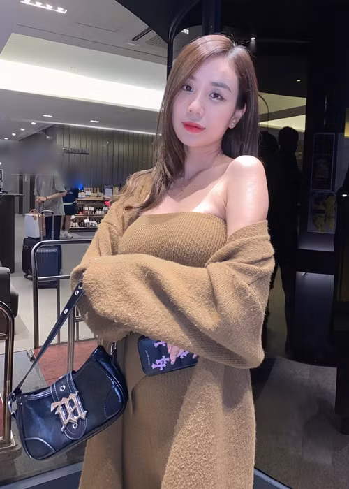Bảo Ngọc nuôi hai con gái, không nhận trợ cấp từ chồng cũ. Trong việc chăm sóc con gái, cô được mẹ đẻ hỗ trợ. Vợ cũ Hoài Lâm luôn tỏ ra lạc quan, vui vẻ, không hề bi lụy. Ảnh: FBNV.