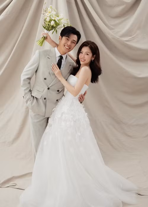 Trước đó, cặp đôi tung bộ ảnh cưới chụp cùng 19 nghệ sĩ. Ảnh: FBNV.