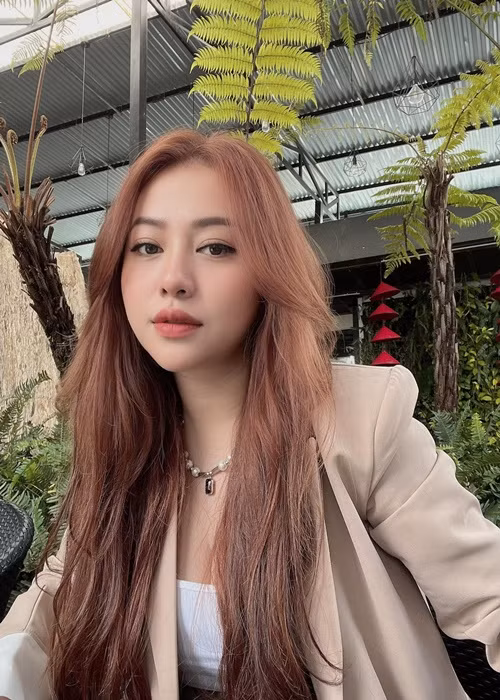 MiA và Triệu Vương làm đám cưới vào năm 2019. Cách đây ít năm, nữ ca sĩ chia sẻ, cô chưa muốn sinh con bởi bản thân vẫn còn nhiều ước mơ chưa thực hiện. Phía chồng trẻ của MiA mong sớm có con nhưng muốn để cho nữ ca sĩ quyết định vì anh biết nếu có con, cô phải hy sinh rất nhiều. Khi thấy chồng trân trọng cuộc hôn nhân, MiA quyết định sẽ sinh con.