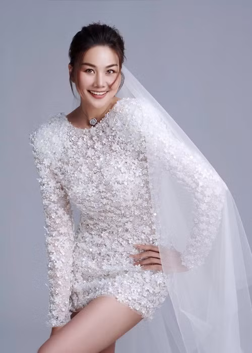 Đám cưới của Thanh Hằng dự kiến quy tụ dàn khách mời nổi tiếng. Mới nhất, Hương Giang Idol khoe nhận được thiệp cưới. “Tấm thiệp mời trên bàn, thời gian địa điểm rõ ràng. Vậy là ngày này cũng tới rùi mừng cho chị Thanh Hằng”, Hương Giang chia sẻ. Ảnh: Vietnamnet.