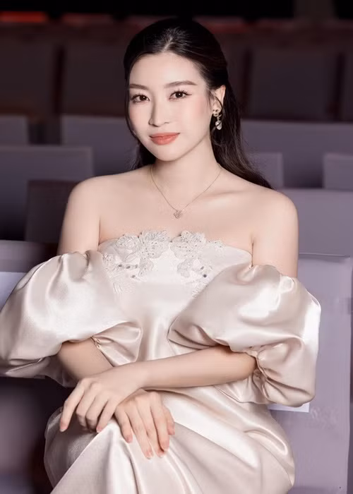 Mới đây, người đẹp lần hiếm hoi chia sẻ về cuộc sống hôn nhân. Trên Tiền Phong, Đỗ Mỹ Linh cho biết, chồng luôn ở bên hỗ trợ cô chăm sóc con dù bận rộn công việc. Ảnh: FBNV.