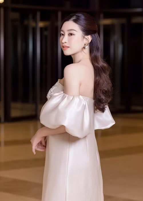 Sau khi lập gia đình, nàng hậu hạn chế tham gia các hoạt động showbiz. Ảnh: FBNV.