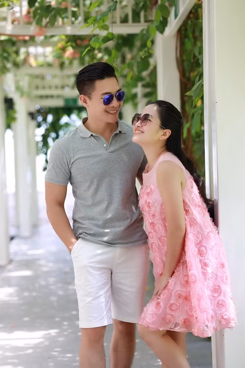 Một năm đầu sau khi kết hôn, vợ chồng Quốc Cơ mâu thuẫn vì ai cũng muốn giữ cái tôi, thậm chí nghĩ đến chuyện ly hôn. Tuy nhiên, con trai đầu lòng giúp cho cả hai học cách chấp nhận khuyết điểm và trân trọng ưu điểm của nhau. Ảnh: FBNV.
