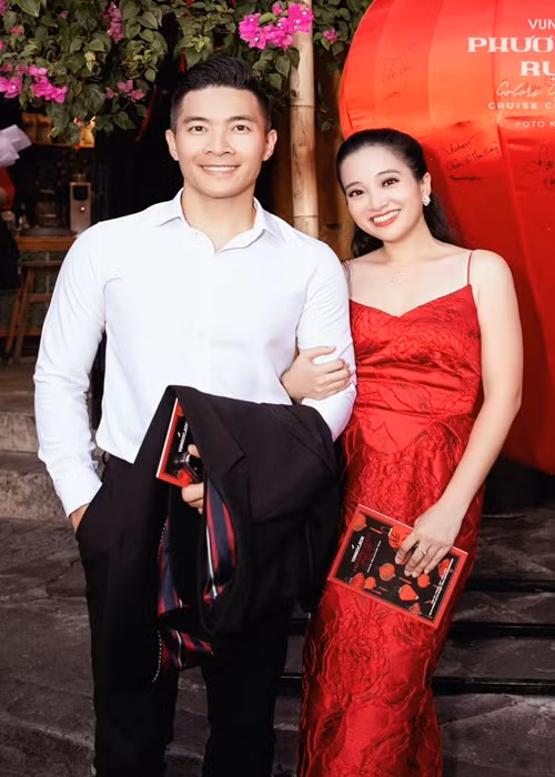 Quốc Cơ - Hồng Phượng gặp nhau lần đầu trong chuyến đi diễn giao lưu văn hóa Việt Nam - Canada. Quốc Cơ ít nói, Hồng Phượng năng động, hoạt ngôn, giỏi giao tiếp. Mặc dù tính cách của cả hai "trái chiều” nhưng tình cảm của cặp đôi tiến triển nhanh chóng. Sau 6 tháng tìm hiểu, Quốc Cơ và Hồng Phượng quyết định kết hôn. Ảnh: FBNV.