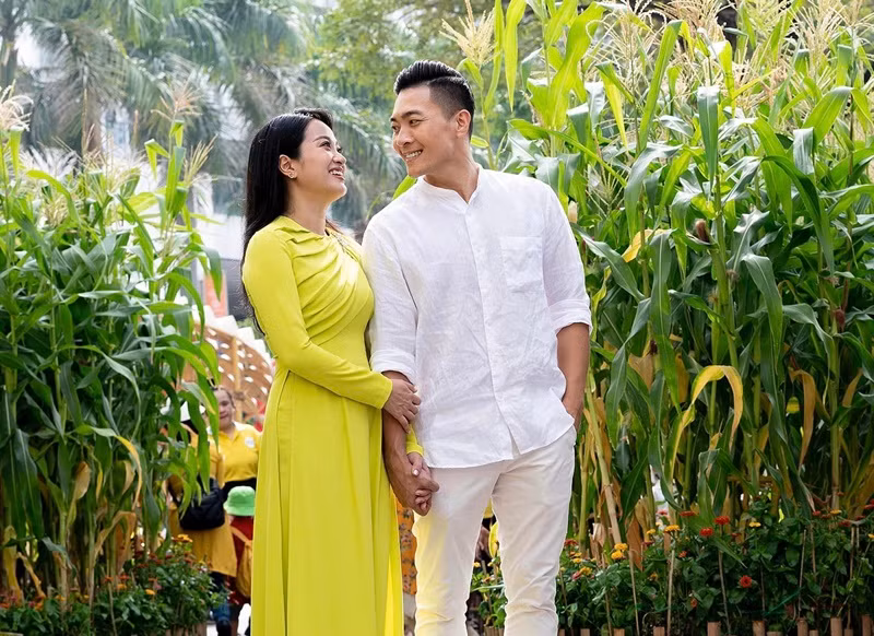 Trả lời Người Lao Động, MC Hồng Phượng - vợ nghệ sĩ Quốc Cơ cho biết, đoạn video clip thực hiện theo kịch bản của đối tác quảng cáo. Nữ MC không biết phía đối tác quảng cáo đã xin phép cơ quan chức năng như thế nào. Ảnh: FBNV.