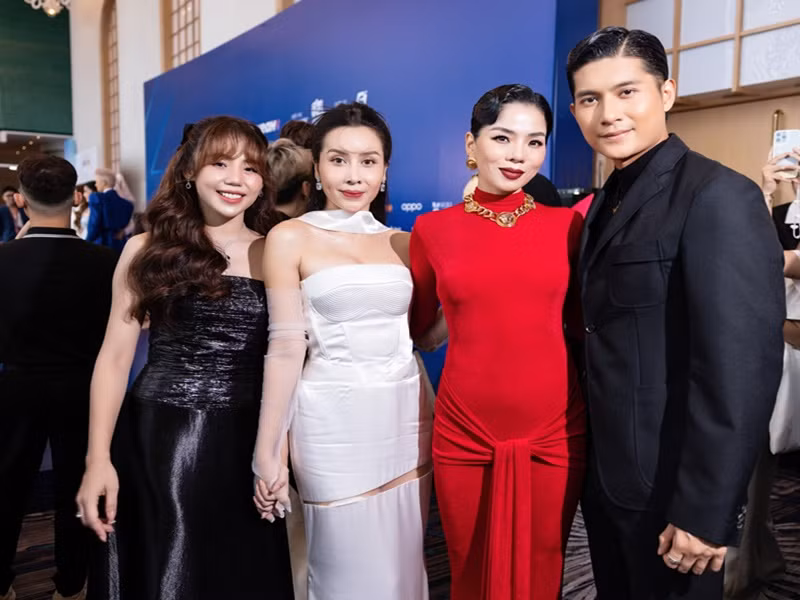 Đôi uyên ương vừa sánh đôi trong buổi ra mắt chương trình Chị đẹp đạp gió rẽ sóng. Ảnh: Chị đẹp đạp gió rẽ sóng.
