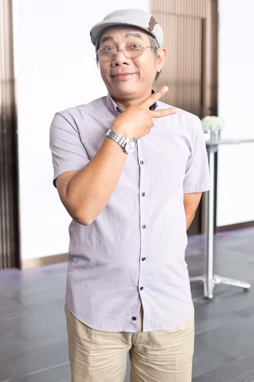 Vợ chồng nghệ sĩ Trung Dân có 3 cô con gái ngoan ngoãn. Nam diễn viên chia sẻ trên Dân Trí, các con của ông hiếm khi để lộ danh tính là "con của người nổi tiếng" ở trường học. Nhờ vậy, các con của nghệ sĩ Trung Dân có tuổi thơ yên bình, không bị ảnh hưởng bởi công việc của cha. Ảnh: Dân Việt.