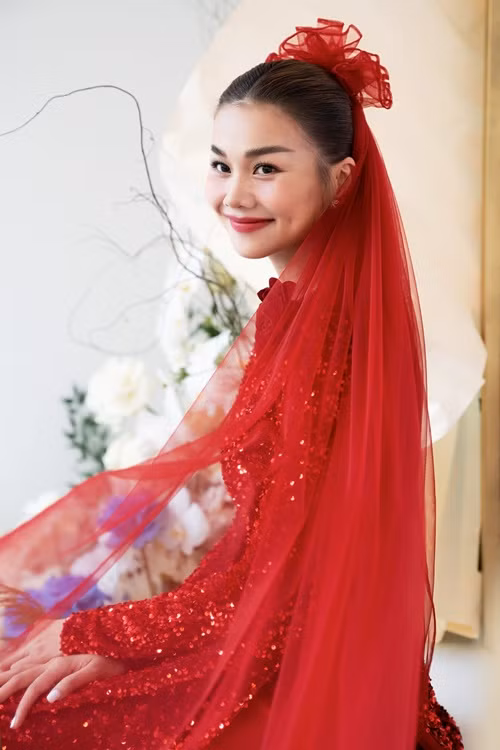 Siêu mẫu 40 tuổi liên tục nhận được lời chúc mừng từ người hâm mộ, bạn bè và đồng nghiệp.