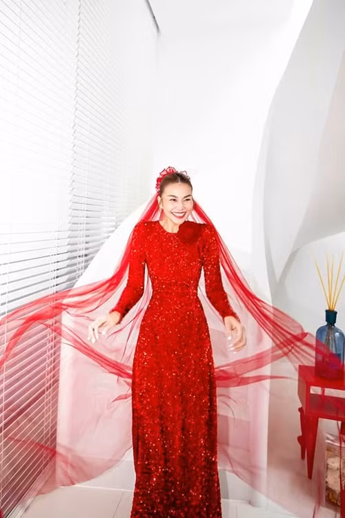 Ngày lên xe hoa, siêu mẫu vẫn trẻ trung, nhí nhảnh.