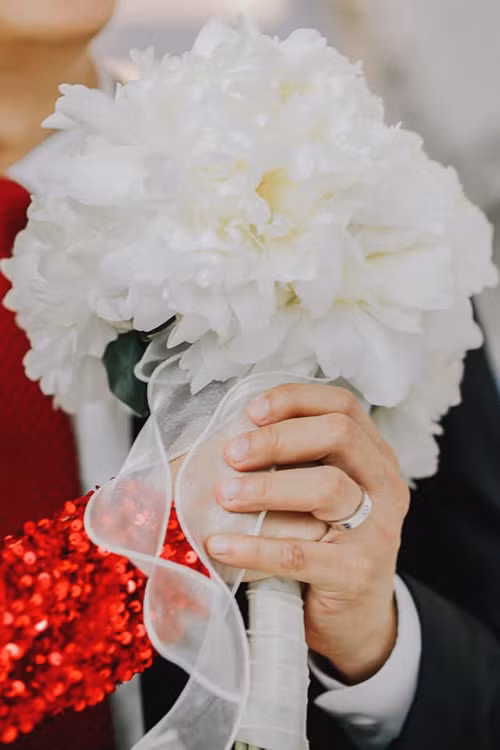 Thanh Hằng khoe ảnh nắm tay ông xã Trần Nhật Minh trong ngày trọng đại.
