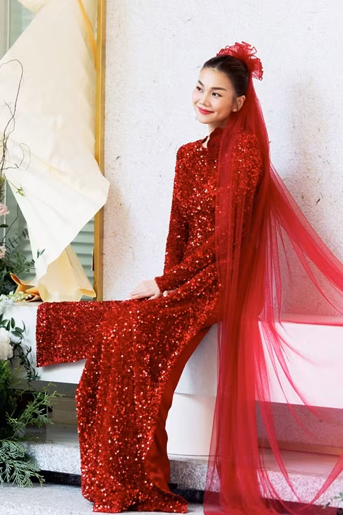 Thanh Hang dep me hon voi ao dai do trong ngay trong dai