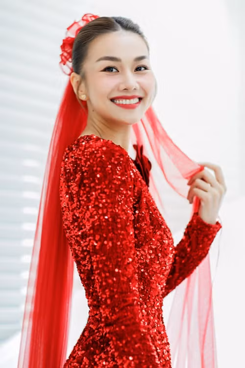 Thanh Hằng trở thành cô dâu hot nhất tháng 10 của showbiz Việt.