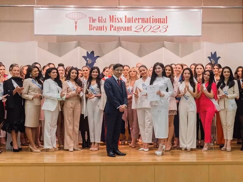 "Phương Nhi biết cả nhà đang lo lắng cho mình khi nhận giải thưởng này. Nhưng mọi người hãy yên tâm, không chỉ Phương Nhi mà tất cả các thí sinh đến từ các nước đều nhận được giấy chứng nhận Miss Visit Japan. Đây là chứng nhận dành cho các cô gái của Miss International sẽ đồng hành cùng cuộc thi để quảng bá văn hóa, du lịch Nhật Bản", nàng hậu trấn an fan khi nhiều người cho rằng đa số người đẹp nhận giải thưởng này trước đây không có mặt trong top 15 chung cuộc. Ảnh: FBNV.