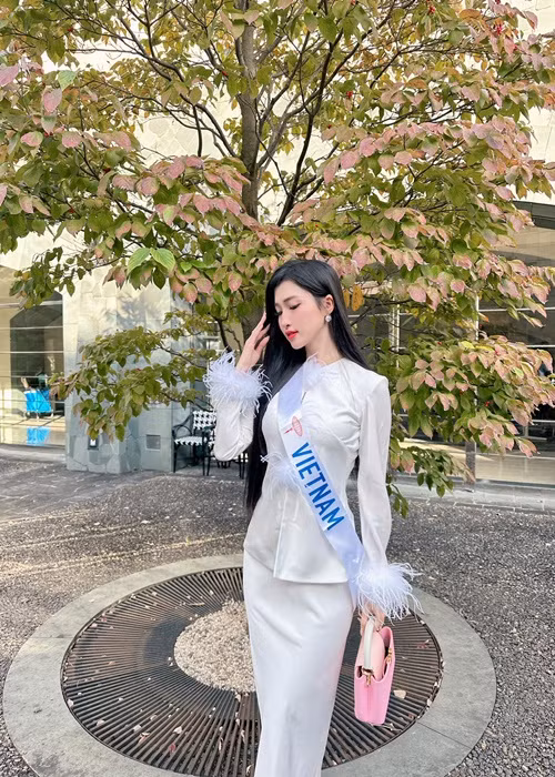 Nàng hậu diện một set đồ trắng sang trọng. Ảnh: FBNV.