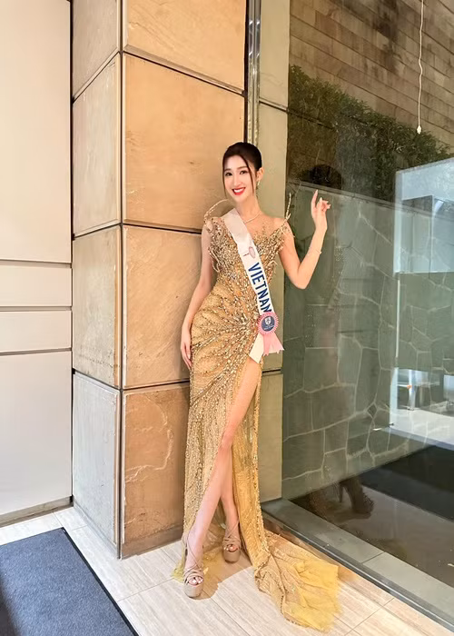 Trong buổi tiệc chào mừng các thí sinh, Phương Nhi diện chiếc váy vàng xẻ tà cao. Ảnh: FBNV.