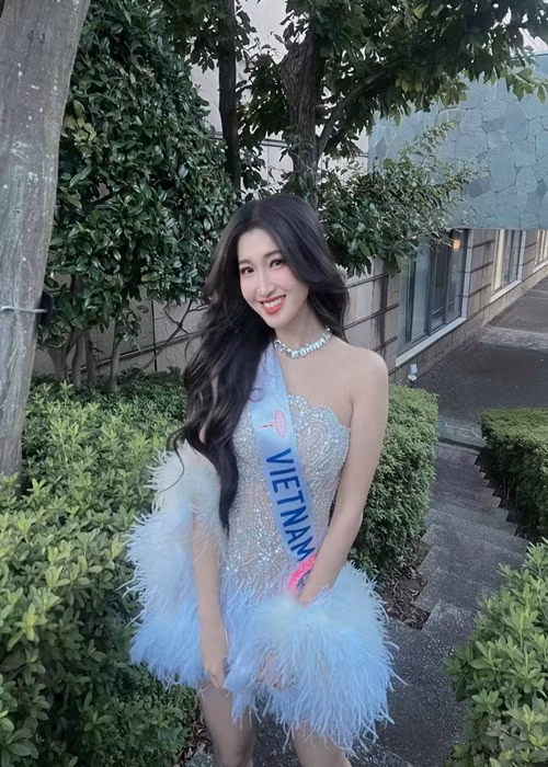 Phương Nhi diện đầm cúp ngực trắng trong buổi chụp ảnh và quay video giới thiệu. Ảnh: FBNV.