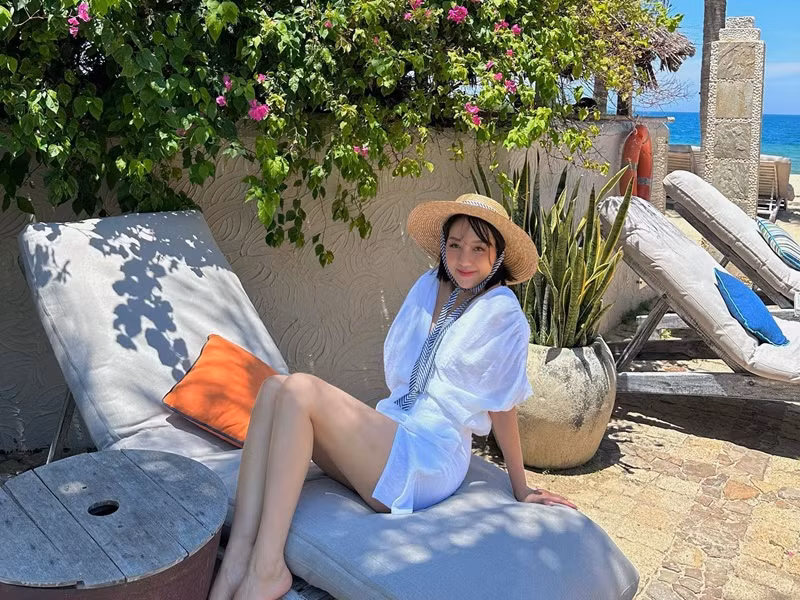 Nữ diễn viên thường xuyên đi nghỉ dưỡng để lấy lại tinh thần sau thời gian vất vả làm việc.