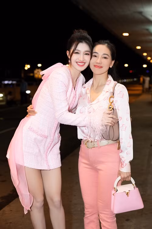 Tạm gác lịch trình bận rộn tại Miss Grand International 2023 - Hoa hậu Hòa bình Quốc tế 2023, bà Phạm Kim Dung đã bay từ Hải Phòng về TP HCM để tiễn Phương Nhi.