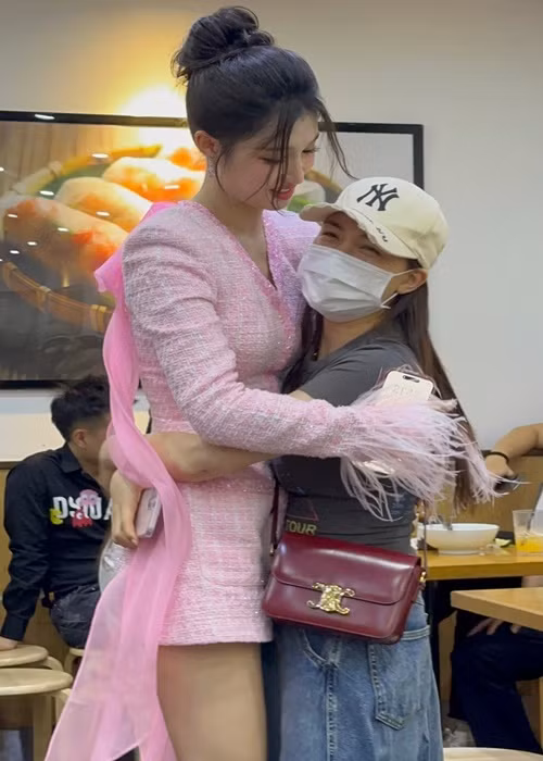 Phương Nhi ôm chầm lấy ca sĩ Hòa Minzy tại sân bay.