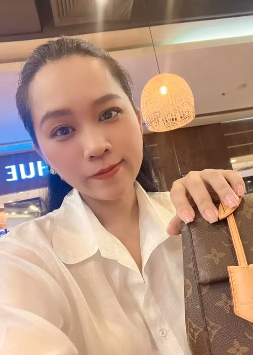 Hồi tháng 6, chia sẻ với Arttimes, Hồng Phượng cho biết, cô bị hủy show rất nhiều. "Không ai còn dám mời show tôi vì sợ bị làm phiền", nữ ca sĩ cho biết. Ảnh: FBNV.